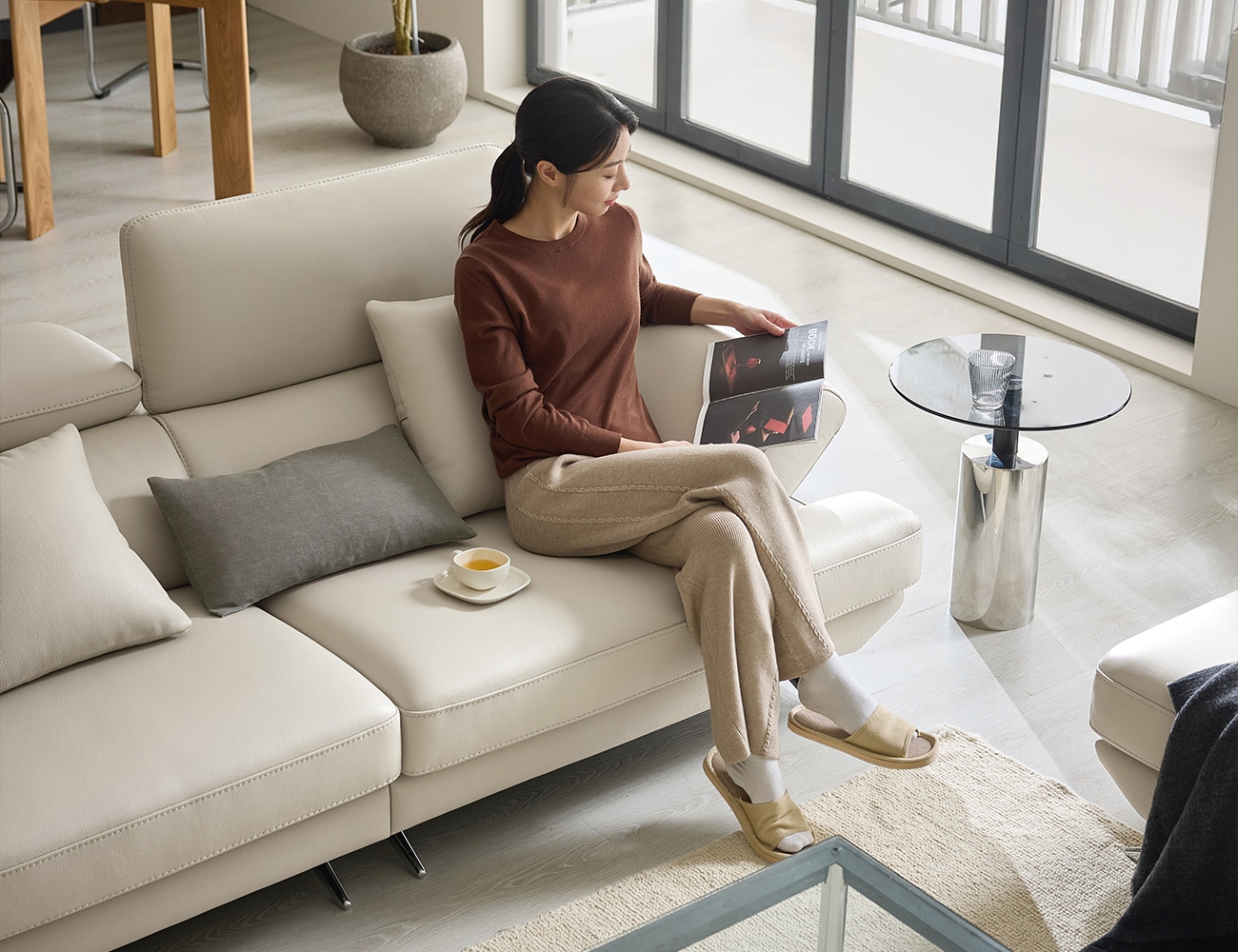 [Refurb Selection 30%] [리퍼브] 누사두아 4인 기능성 슈렁큰&nbsp;천연면피 소가죽 소파+스툴+쿠션2개